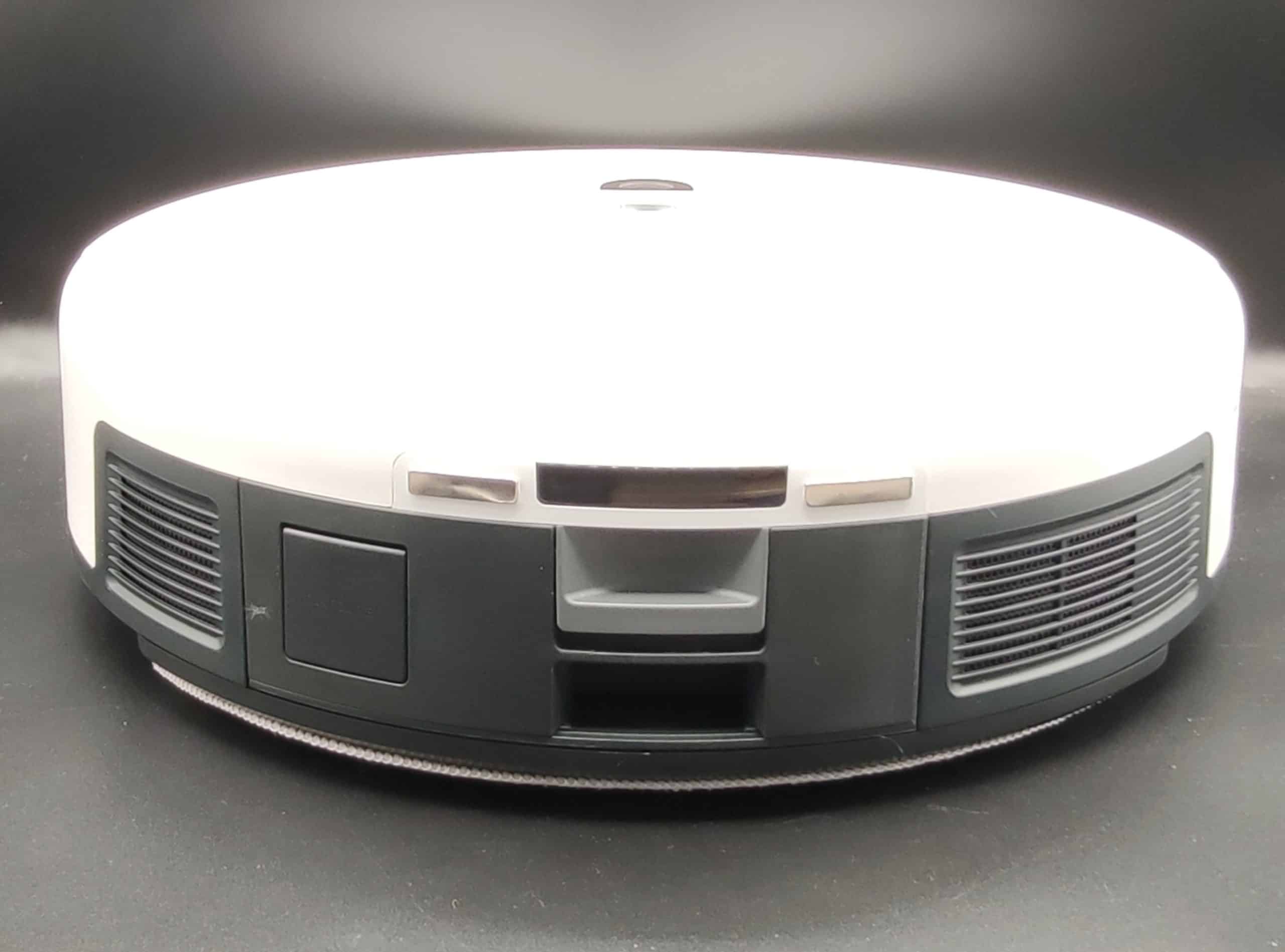 IMG_20230624_102623 l'arrière du robot tout sombre comporte le bac à poussières et au dessus les contacteurs pour le rechargement du robot